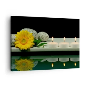 Obraz na plátne - Žltý kvet, sviečky a kamene na pozadí vody - 70x50cm - Ukojenie zmyslov - Moderná nástenná dekorácia do obývacej izby a spálne ARTTOR