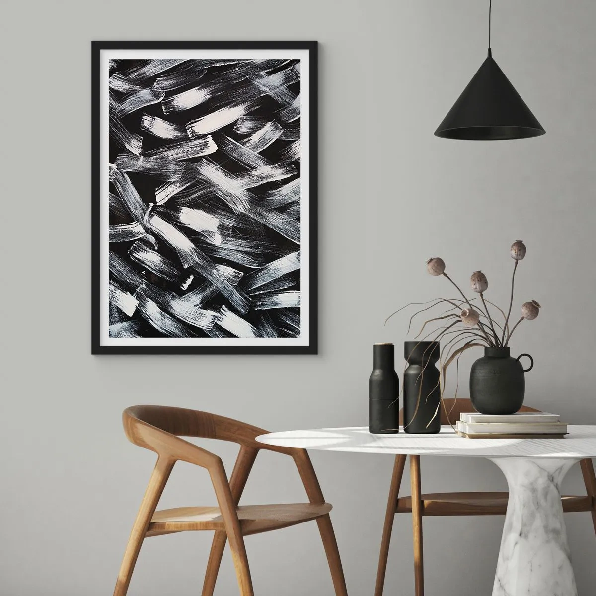 Plagát v čiernom ráme - Abstraktné ťahy bieleho štetca na čiernom pozadí - 50x70cm - Abstrakcia v industriálnom duchu - Moderná nástenná dekorácia do obývacej izby a spálne ARTTOR