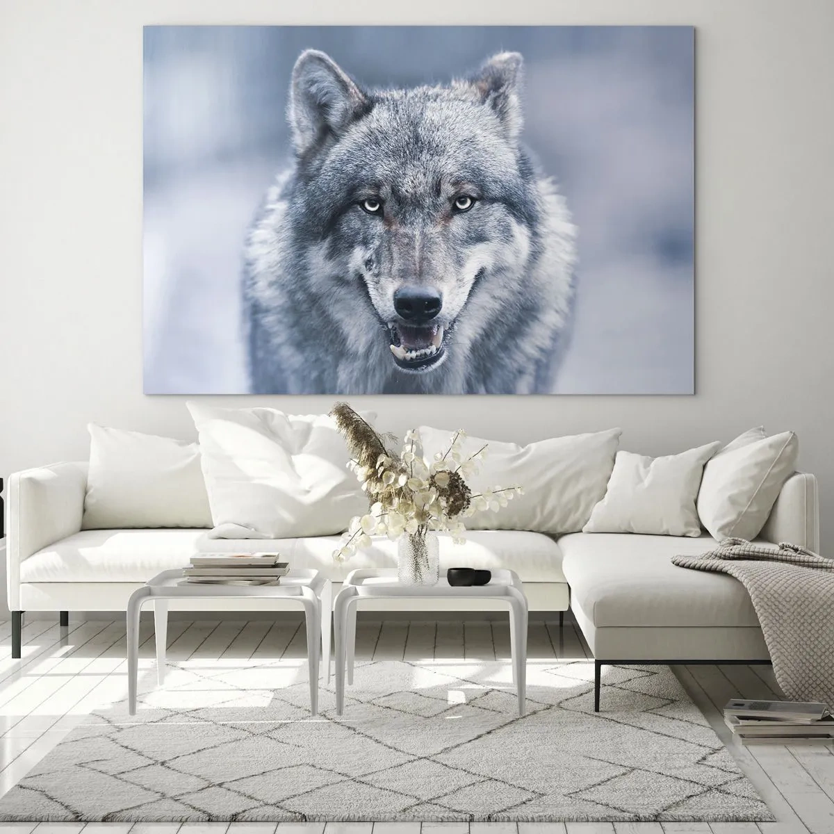Obraz na skle - Vlk s prenikavým pohľadom na pozadí zasneženého lesa - 70x50cm - Prijmete túto výzvu? - Moderná nástenná dekorácia do obývacej izby a spálne ARTTOR
