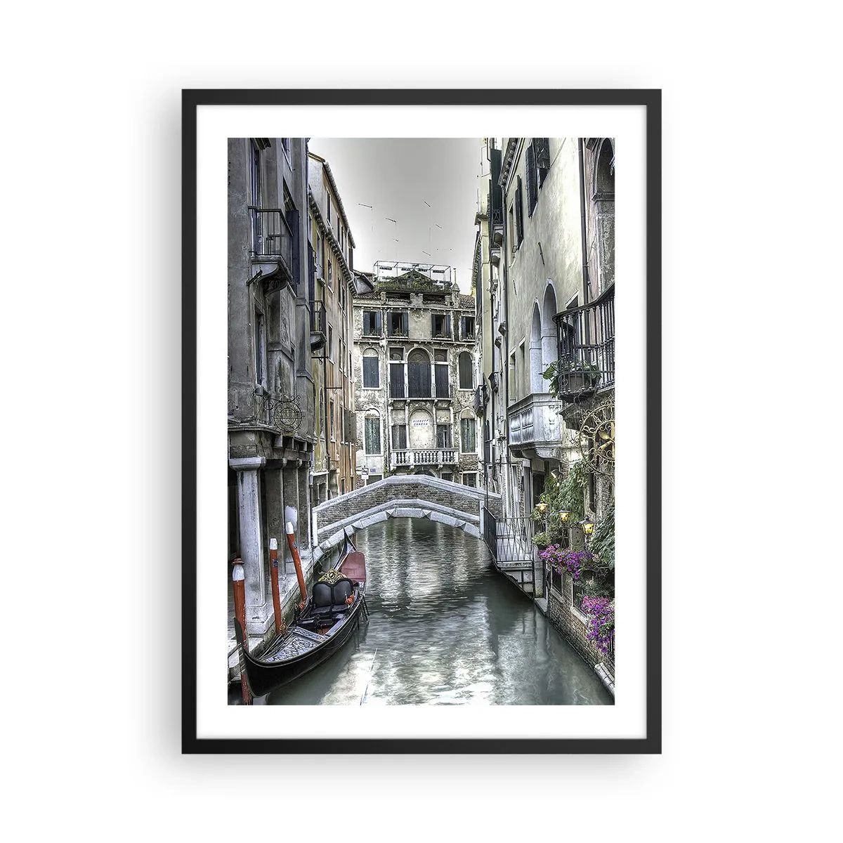 Plagát v čiernom ráme - Kanál v Benátkach s gondolou a mostom v pozadí - 50x70cm - Od storočí v tichom zamyslení - Moderná nástenná dekorácia do obývacej izby a spálne ARTTOR