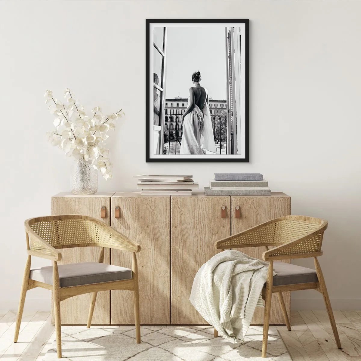 Plagát v čiernom ráme - Žena v bielej látke na balkóne s výhľadom na mesto - 50x70cm - Prebudenie zmyslov - Moderná nástenná dekorácia do obývacej izby a spálne ARTTOR