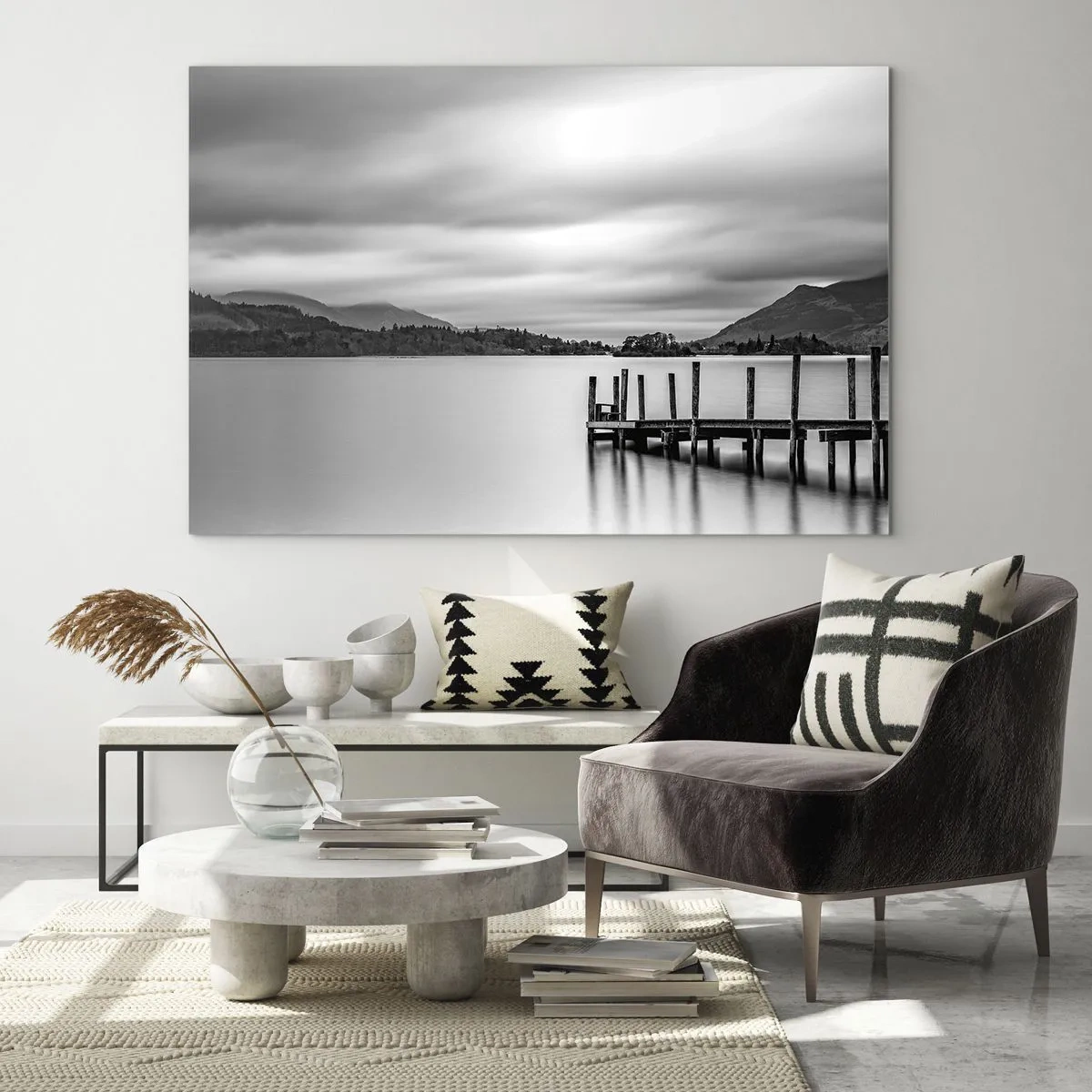 Obraz na skle - Čiernobiela krajina s jazerom a dreveným mólom - 70x50cm - Jemnosť a sila - Moderná nástenná dekorácia do obývacej izby a spálne ARTTOR