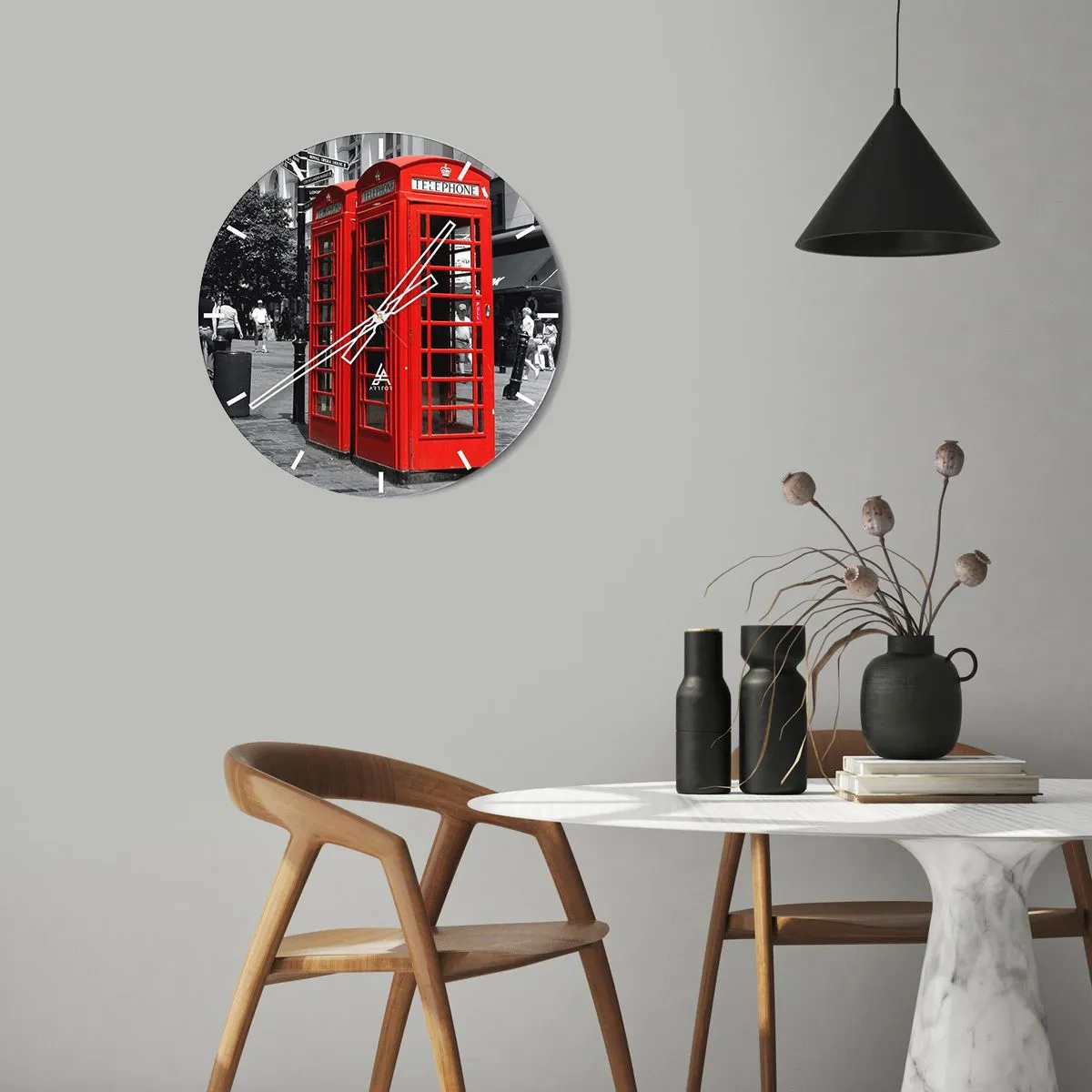 Nástenné hodiny - Červené telefónne búdky na pozadí mesta - 30x30cm - Červené telefónne búdky - Moderná nástenná dekorácia do obývacej izby, kuchyne a spálne ARTTOR