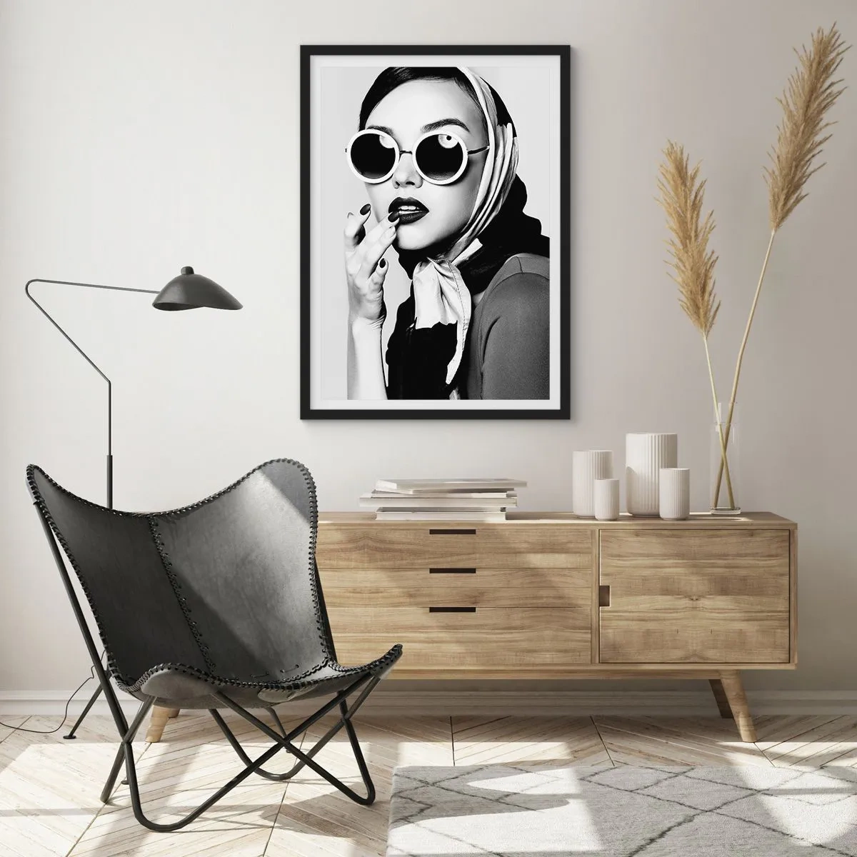 Plagát v čiernom ráme - Portrét ženy so slnečnými okuliarmi a šatkou - 50x70cm - Pozdravy zo 60. rokov - Moderná nástenná dekorácia do obývacej izby a spálne ARTTOR