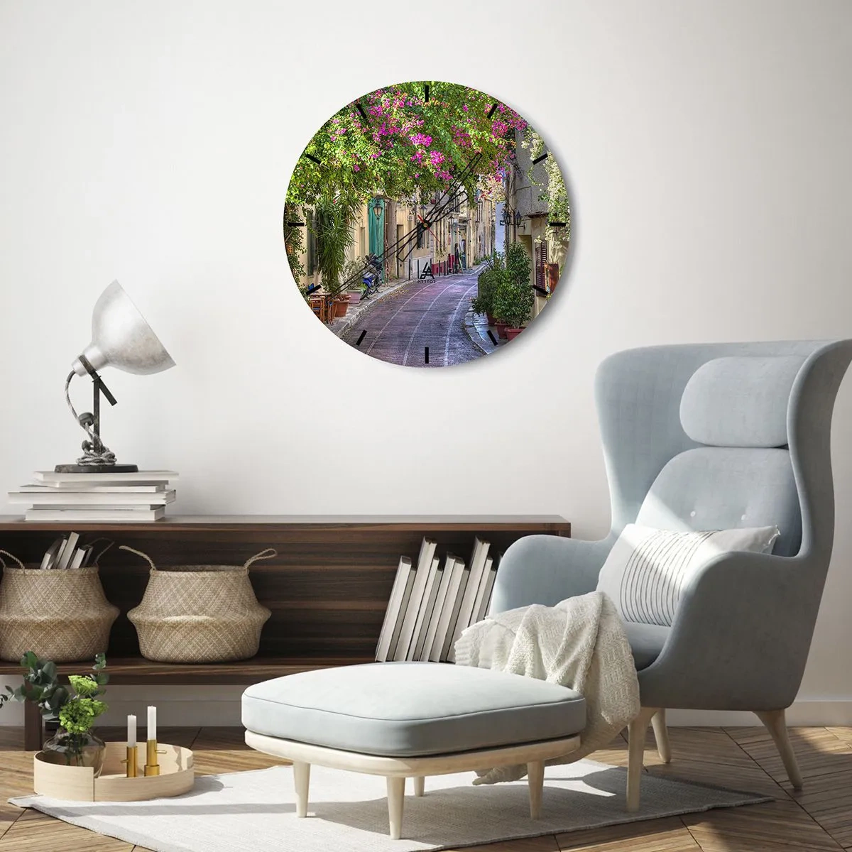 Nástenné hodiny - Očarujúca ulica s kvitnúcimi kvetmi v južanskom štýle - 30x30cm - Kvitnúce zákutie - Moderná nástenná dekorácia do obývacej izby, kuchyne a spálne ARTTOR
