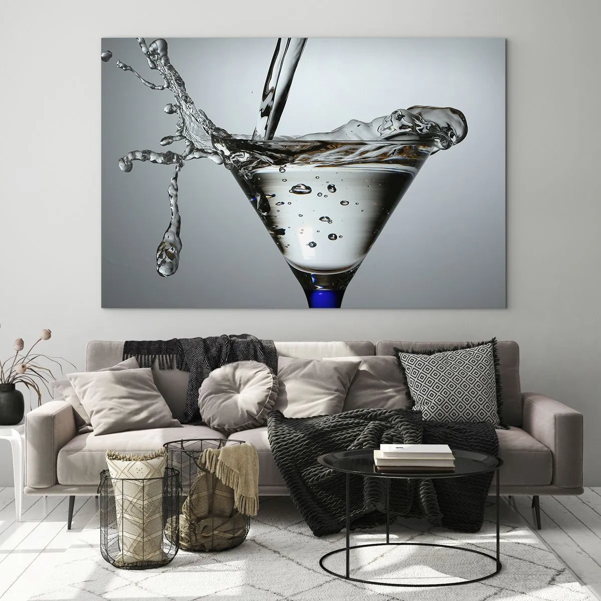 Obraz na skle - Tekutina v pohári na martini strieka na sivom pozadí - 70x50cm - Nad okrajom pohára - Moderná nástenná dekorácia do obývacej izby a spálne ARTTOR