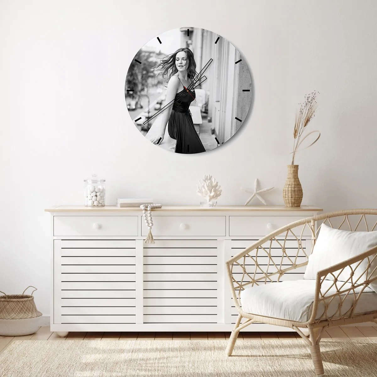 Nástenné hodiny - Púčiky protey s modrozelenými listami na bielom pozadí - 30x30cm - Určite Parížanka - Moderná nástenná dekorácia do obývacej izby, kuchyne a spálne ARTTOR