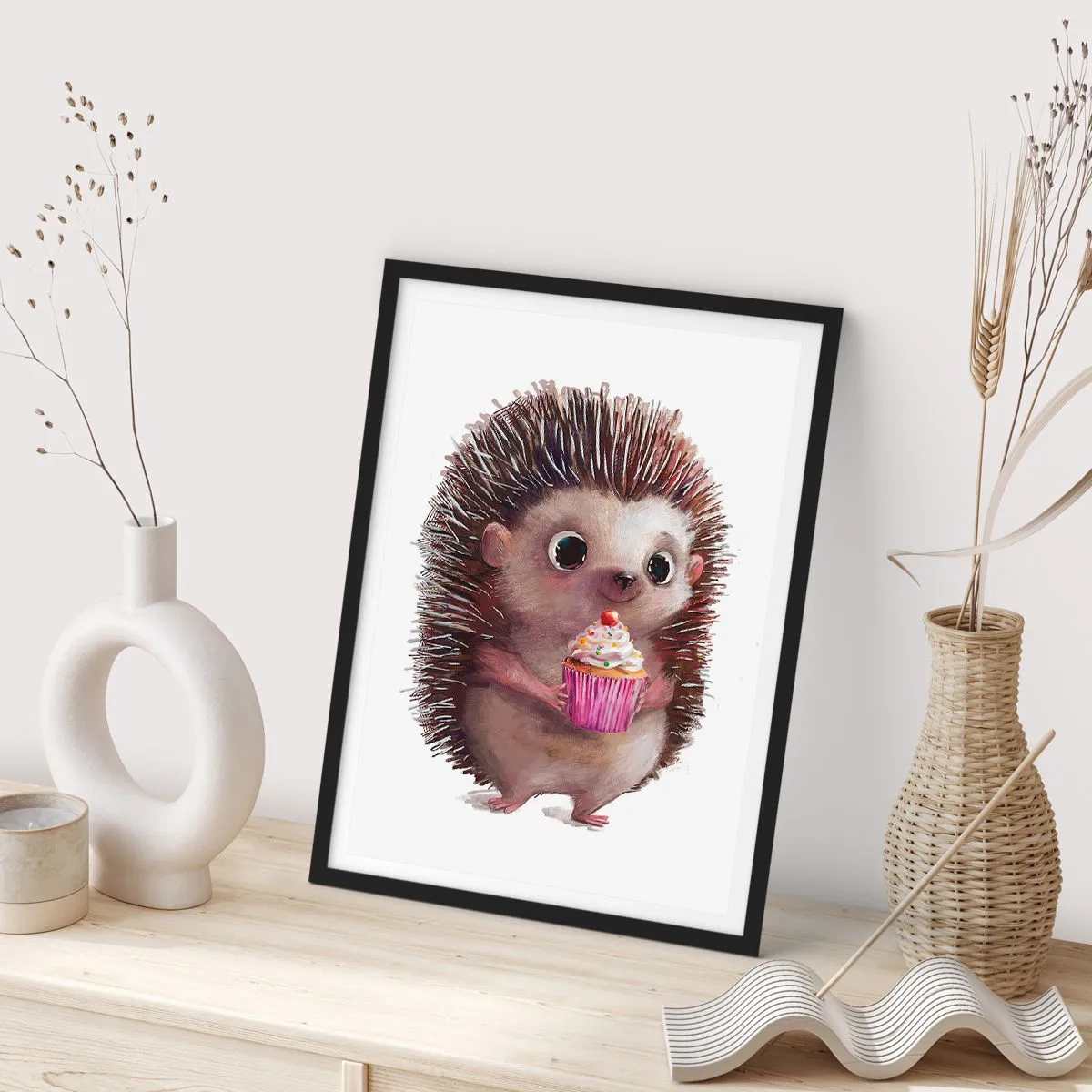 Plagát v čiernom ráme - Roztomilý ježko drží farebný koláčik - 50x70cm - Oslava je každý deň - Moderná nástenná dekorácia do obývacej izby a spálne ARTTOR