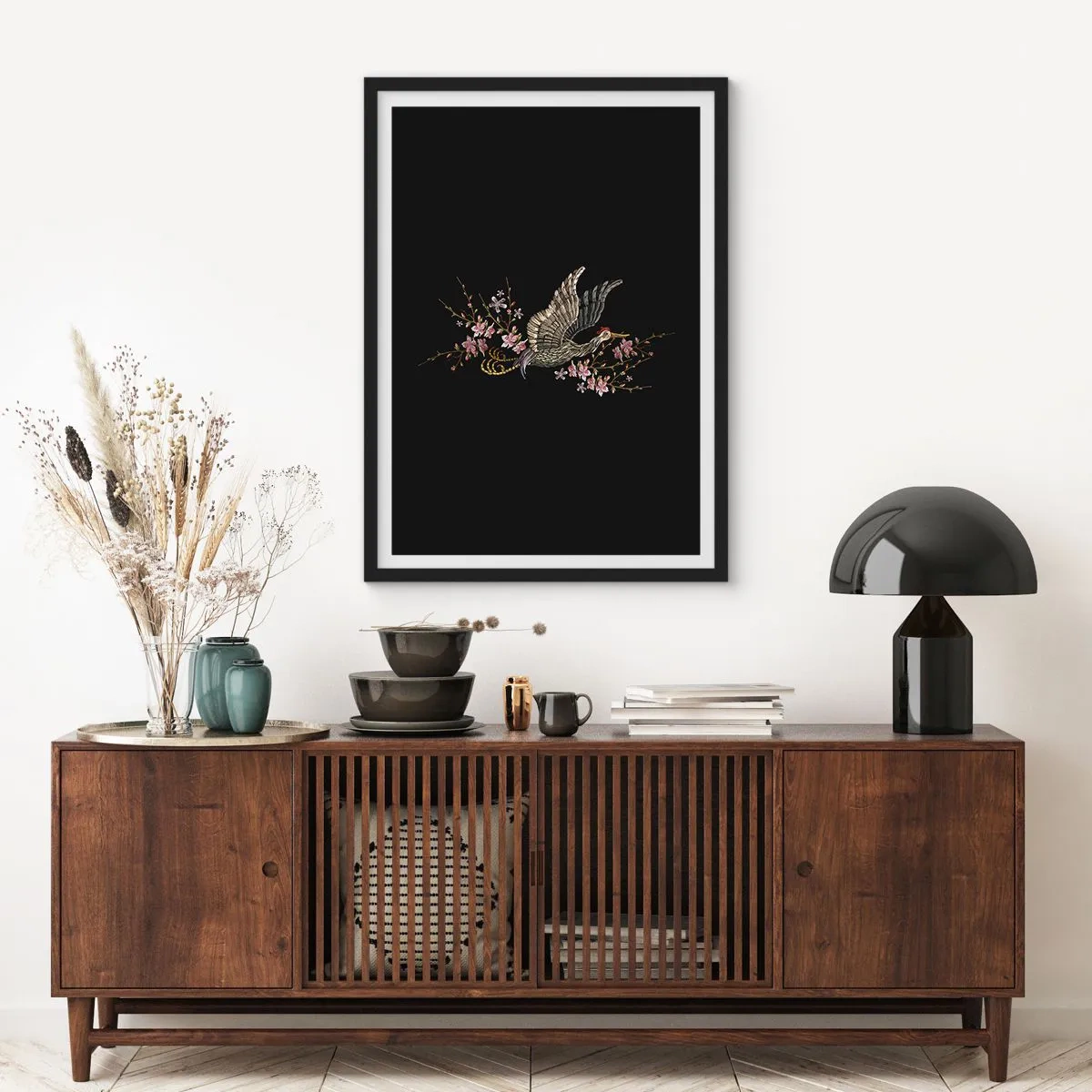 Plagát v čiernom ráme - Žeriav obklopený kvitnúcimi konármi na čiernom pozadí - 50x70cm - Exotický vyšívaný vták - Moderná nástenná dekorácia do obývacej izby a spálne ARTTOR