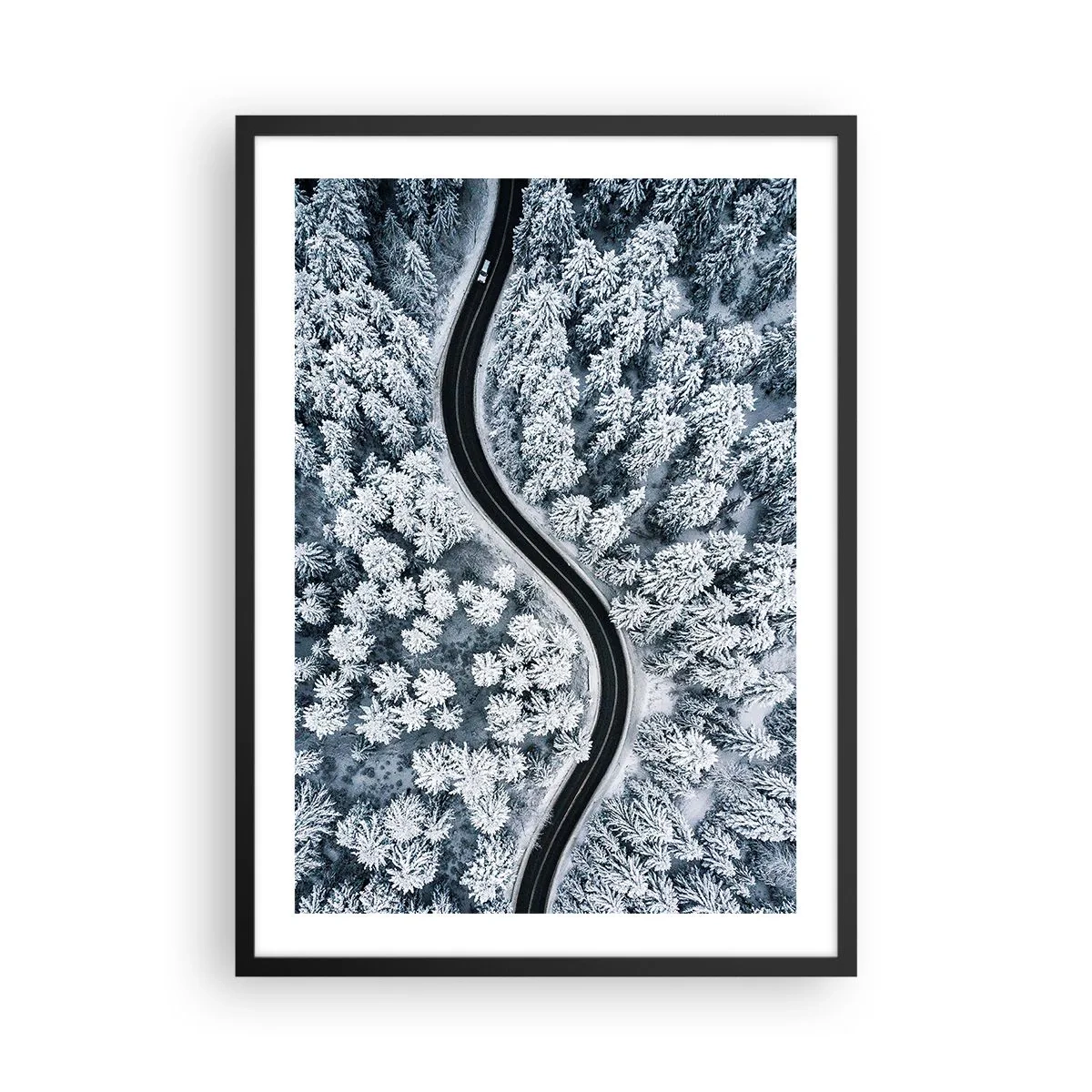 Plagát v čiernom ráme - Malebná cesta medzi zasneženými stromami z vtáčej perspektívy - 50x70cm - Zimným lesom - Moderná nástenná dekorácia do obývacej izby a spálne ARTTOR
