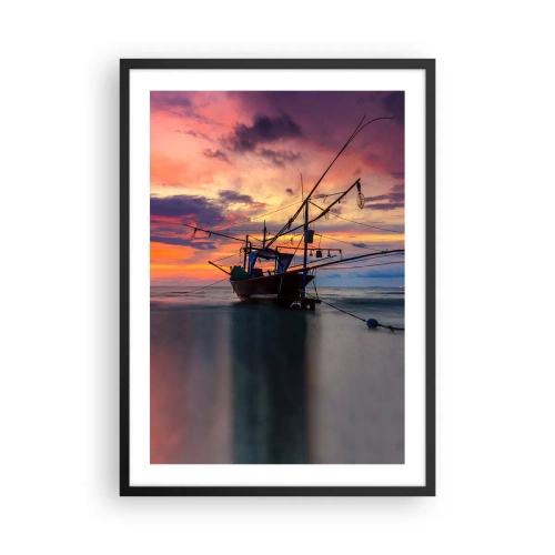 Plagát v čiernom ráme - Rybárska loď na pozadí zapadajúceho slnka na pláži - 50x70cm - Exotický večer - Moderná nástenná dekorácia do obývacej izby a spálne ARTTOR