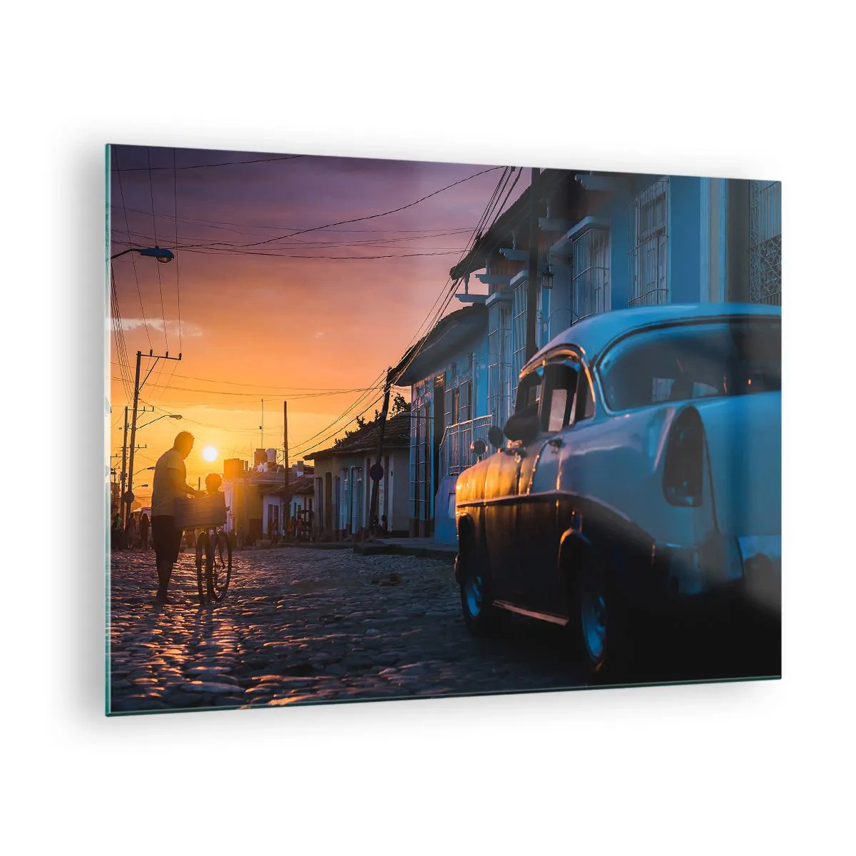 Obraz na skle - Atmosférická ulica s klasickým autom pri západe slnka - 70x50cm - Tu spomaľuje čas - Moderná nástenná dekorácia do obývacej izby a spálne ARTTOR