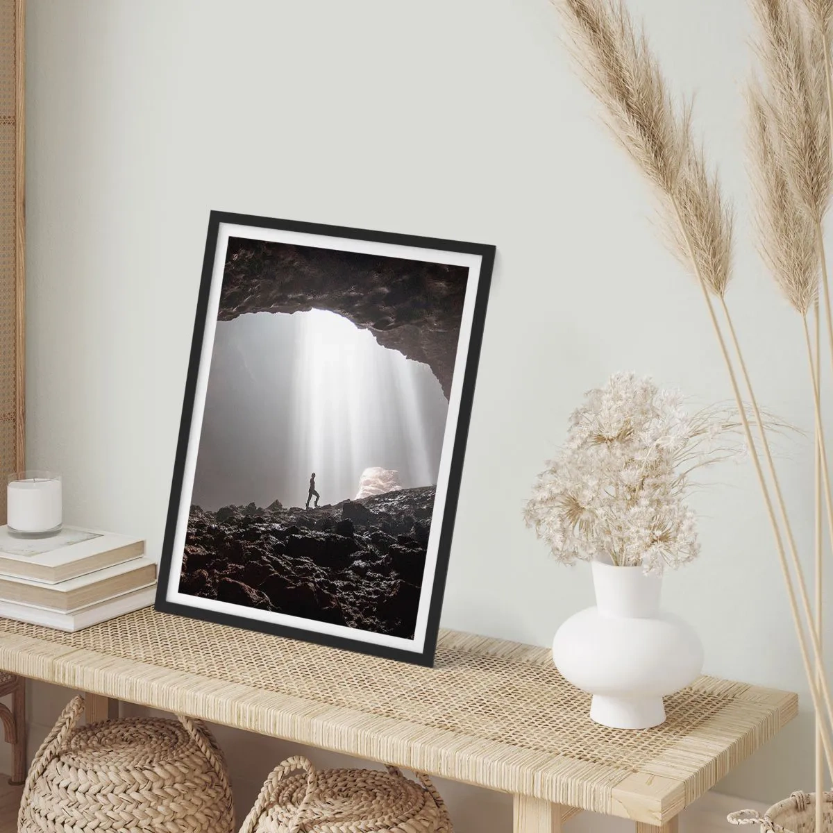 Plagát v čiernom ráme - Postava v jaskyni osvetlenej lúčmi svetla - 50x70cm - Svetelná jaskyňa - Moderná nástenná dekorácia do obývacej izby a spálne ARTTOR