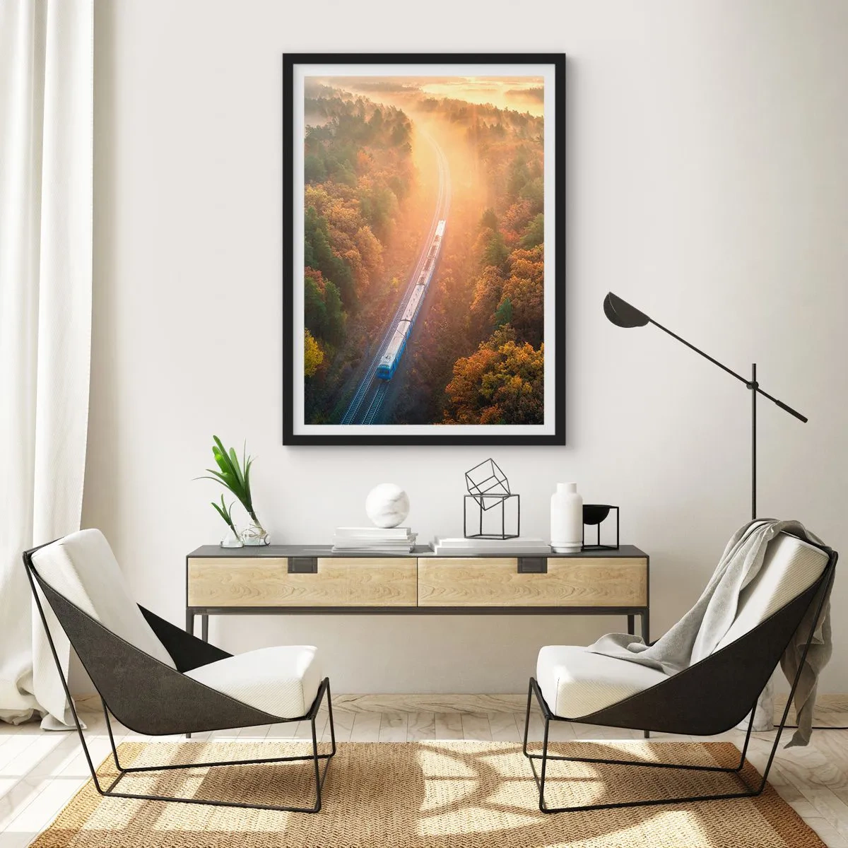 Plagát v čiernom ráme - Vlak prechádzajúci jesenným lesom v lúčoch vychádzajúceho slnka - 50x70cm - Jesenná cesta - Moderná nástenná dekorácia do obývacej izby a spálne ARTTOR