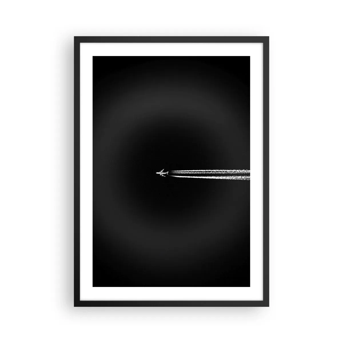 Plagát v čiernom ráme - Lietadlo letiace na čiernom pozadí a zanechávajúce za sebou kondenzačné stopy. - 50x70cm - Do inej dimenzie - Moderná nástenná dekorácia do obývacej izby a spálne ARTTOR