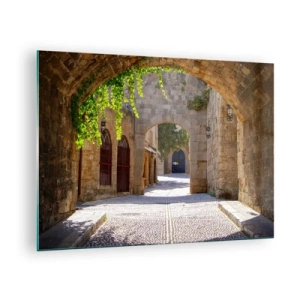 Obraz na skle - Kamenná ulica s oblúkmi a viničom v slnečnom svetle - 70x50cm - Čoskoro sa objaví družina - Moderná nástenná dekorácia do obývacej izby a spálne ARTTOR