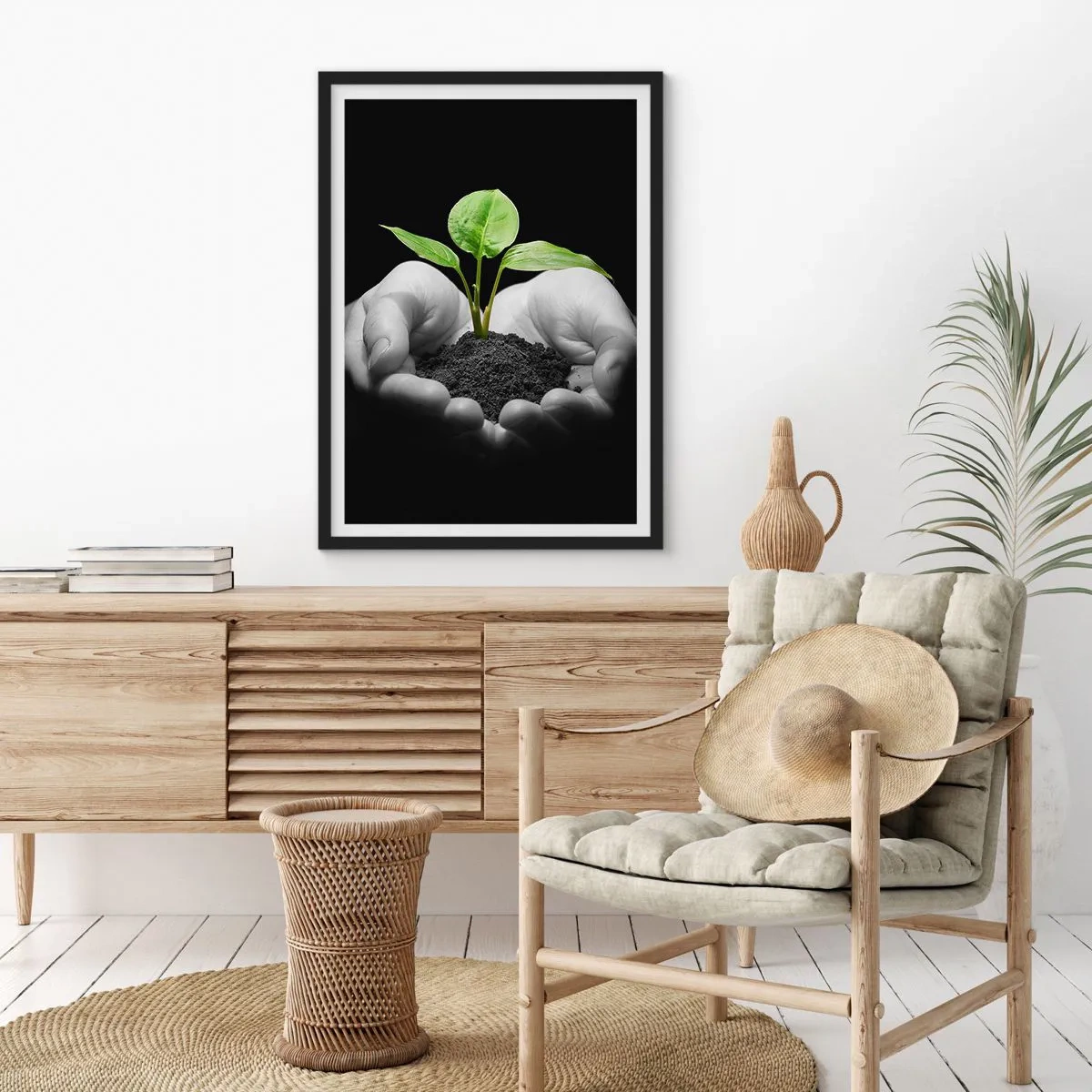 Plagát v čiernom ráme - Rastlina v rukách symbolizuje život a prírodu - 50x70cm - Milujem prírodu, chránim ju - Moderná nástenná dekorácia do obývacej izby a spálne ARTTOR