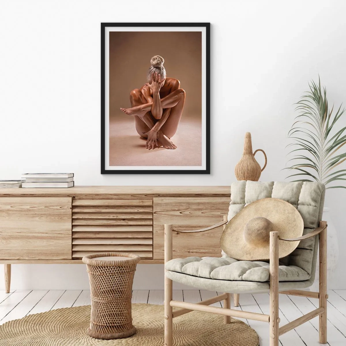Plagát v čiernom ráme - Umelecká snímka ženy v zmyselnej póze na béžovom pozadí - 50x70cm - Jednota tela a ducha - Moderná nástenná dekorácia do obývacej izby a spálne ARTTOR