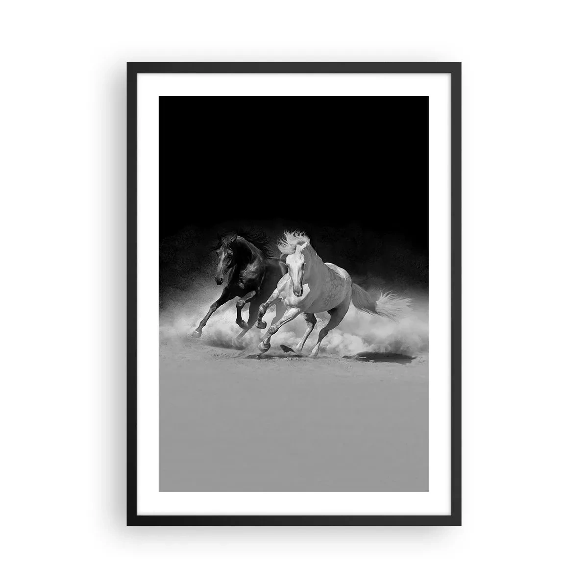 Plagát v čiernom ráme - Cválajúce kone na monochromatickom pozadí - 50x70cm - Cval slobody - Moderná nástenná dekorácia do obývacej izby a spálne ARTTOR