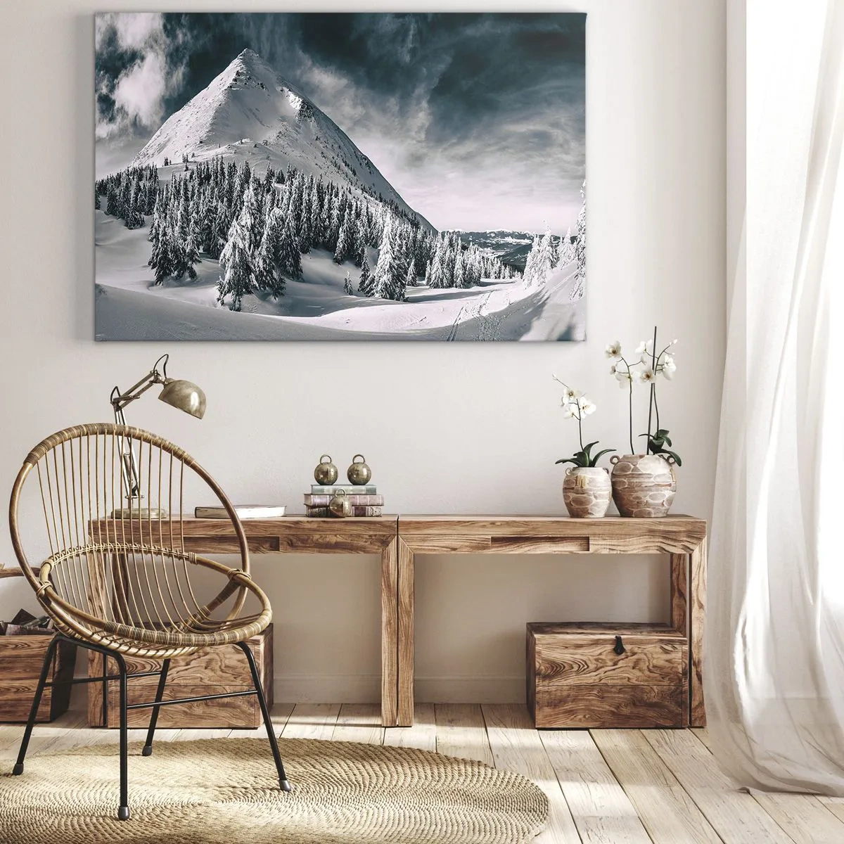 Obraz na plátne - Zasnežený vrchol hory obklopený zimným lesom - 70x50cm - Krajina snehu a ľadu - Moderná nástenná dekorácia do obývacej izby a spálne ARTTOR