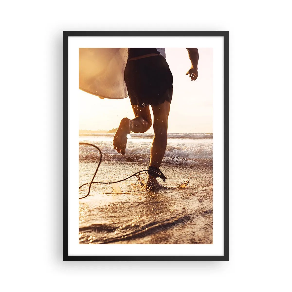 Plagát v čiernom ráme - Surfer vbehne do vody pri západe slnka - 50x70cm - V ústrety vlne - Moderná nástenná dekorácia do obývacej izby a spálne ARTTOR