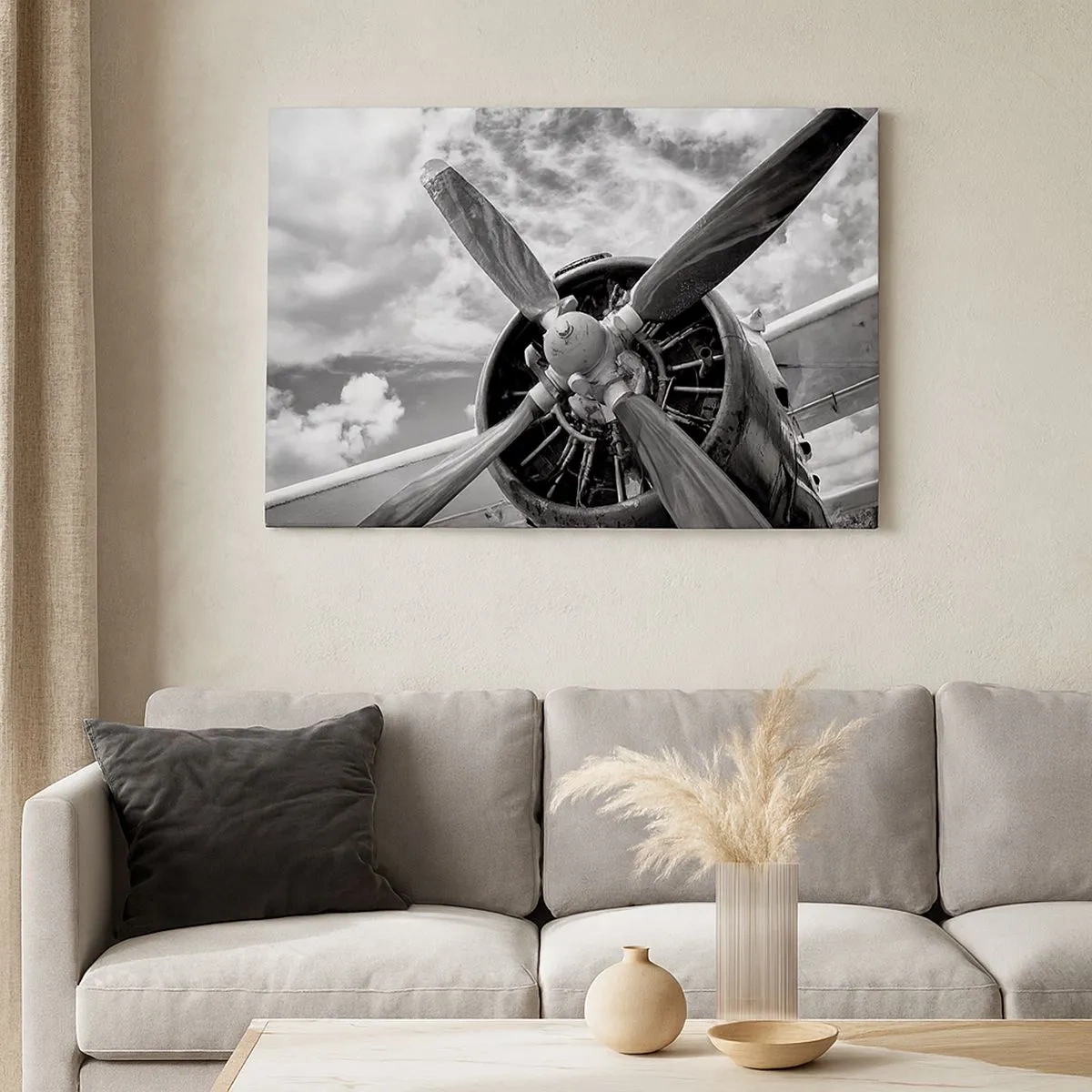 Obraz na plátne - Čiernobiela fotografia vrtule lietadla na pozadí dynamickej oblohy. - 70x50cm - Dobyvateľ oblohy - Moderná nástenná dekorácia do obývacej izby a spálne ARTTOR