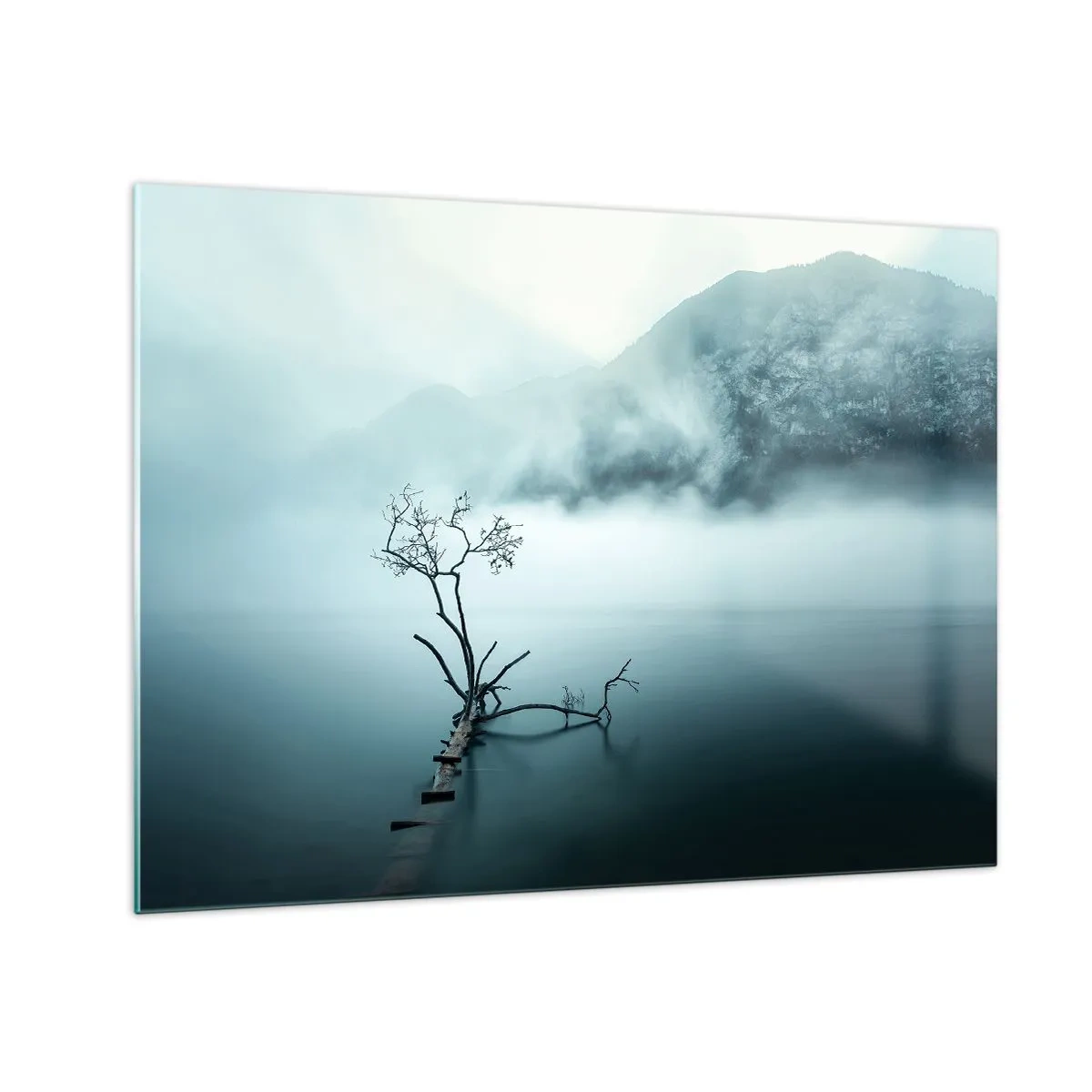 Obraz na skle - Osamelý strom na pozadí hôr zahalených v hmle nad vodou - 70x50cm - Z vody a hmly - Moderná nástenná dekorácia do obývacej izby a spálne ARTTOR