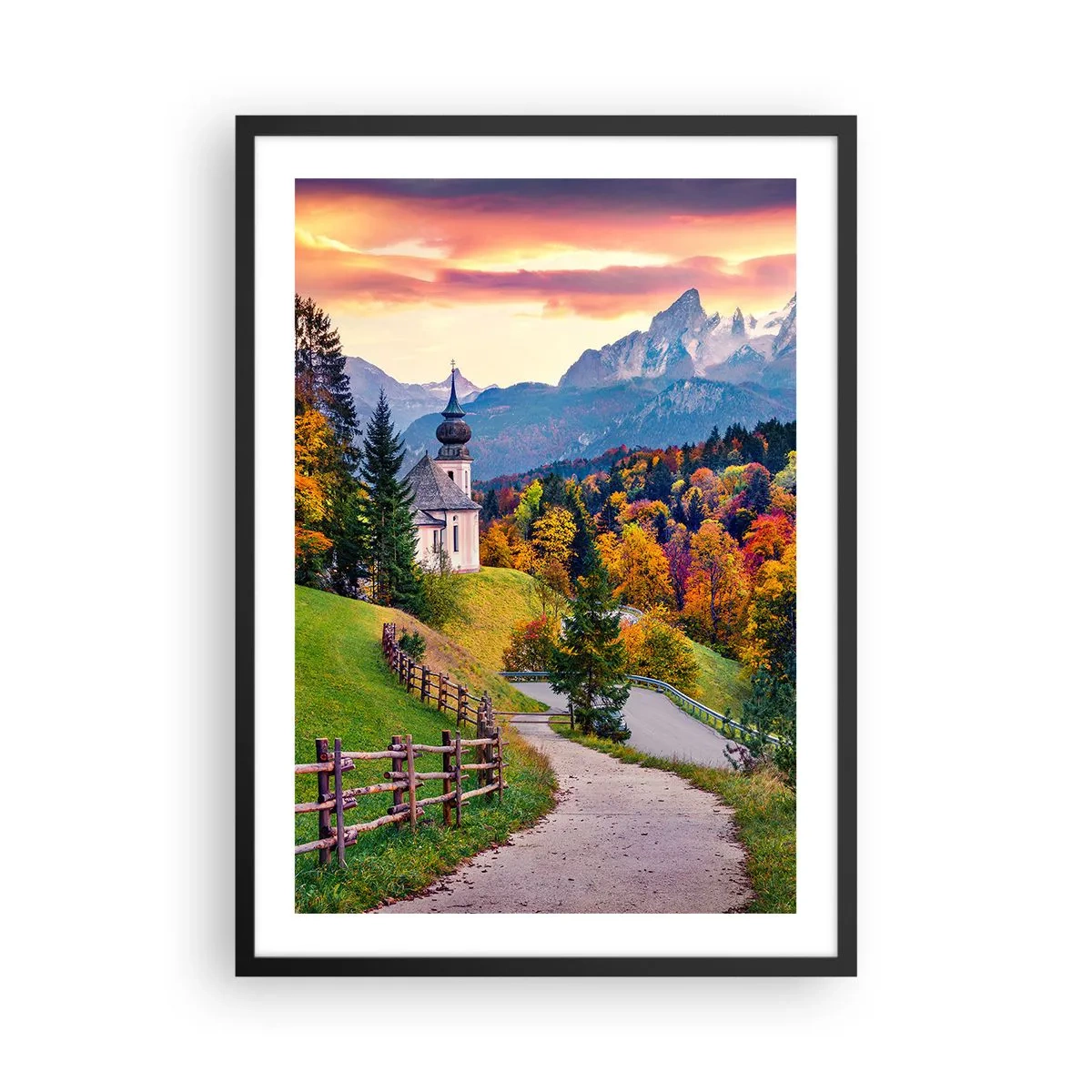 Plagát v čiernom ráme - Horská kaplnka medzi jesennými stromami pri západe slnka - 50x70cm - Úplne ideálna krajina - Moderná nástenná dekorácia do obývacej izby a spálne ARTTOR