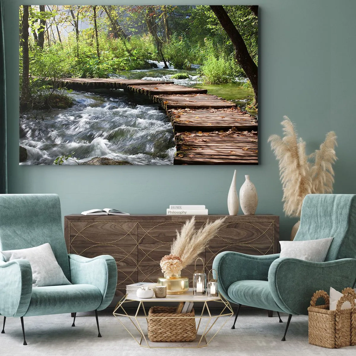 Obraz na plátne - Drevený most ponad zurčiaci potok obklopený zeleňou lesa. - 70x50cm - Pri spenenom vodopáde - Moderná nástenná dekorácia do obývacej izby a spálne ARTTOR