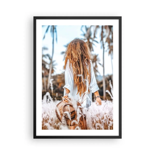 Plagát v čiernom ráme - Žena v bielej košeli kráčajúca medzi palmami - 50x70cm - Zrodená z trávnej páperie - Moderná nástenná dekorácia do obývacej izby a spálne ARTTOR