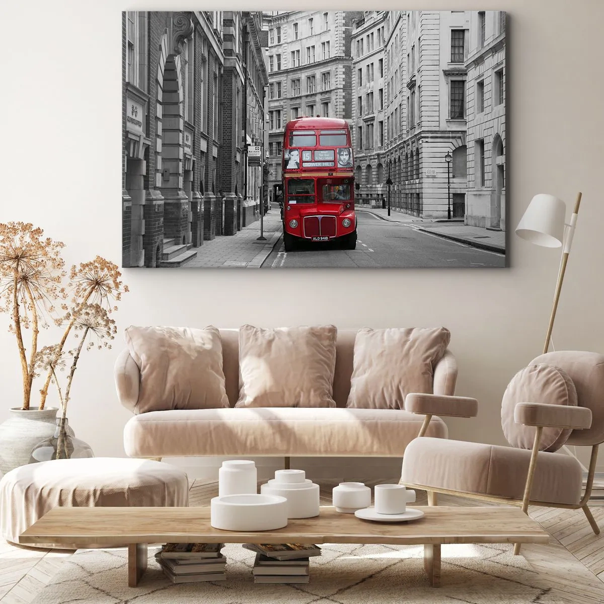 Obraz na plátne - Červený autobus na pozadí čiernobielych mestských budov. - 70x50cm - Všednosť nemusí byť šedá - Moderná nástenná dekorácia do obývacej izby a spálne ARTTOR