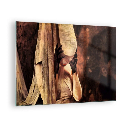 Obraz na skle - Tajomná žena obklopená zlatými látkami - 70x50cm - Medzi dobrom a zlom - Moderná nástenná dekorácia do obývacej izby a spálne ARTTOR