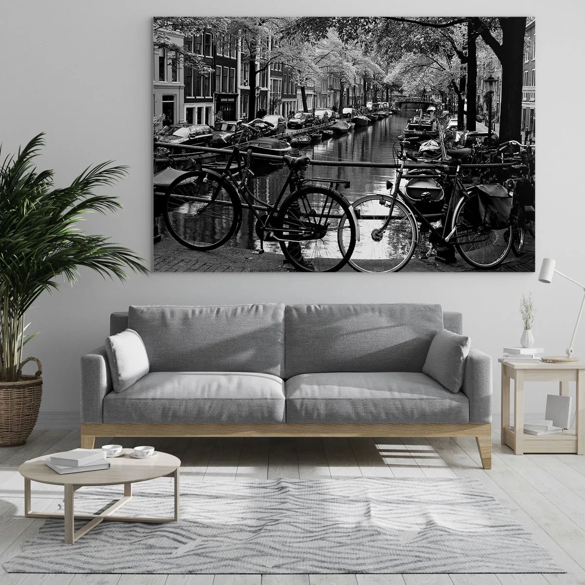 Obraz na skle - Čiernobiely pohľad na kanál s bicyklami a loďkami - 70x50cm - Veľmi holandský výhľad - Moderná nástenná dekorácia do obývacej izby a spálne ARTTOR
