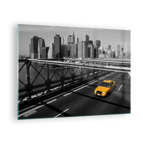 Obraz na skle - Žltý taxík na moste s výhľadom na Manhattan - 70x50cm - Farba veľkomesta - Moderná nástenná dekorácia do obývacej izby a spálne ARTTOR