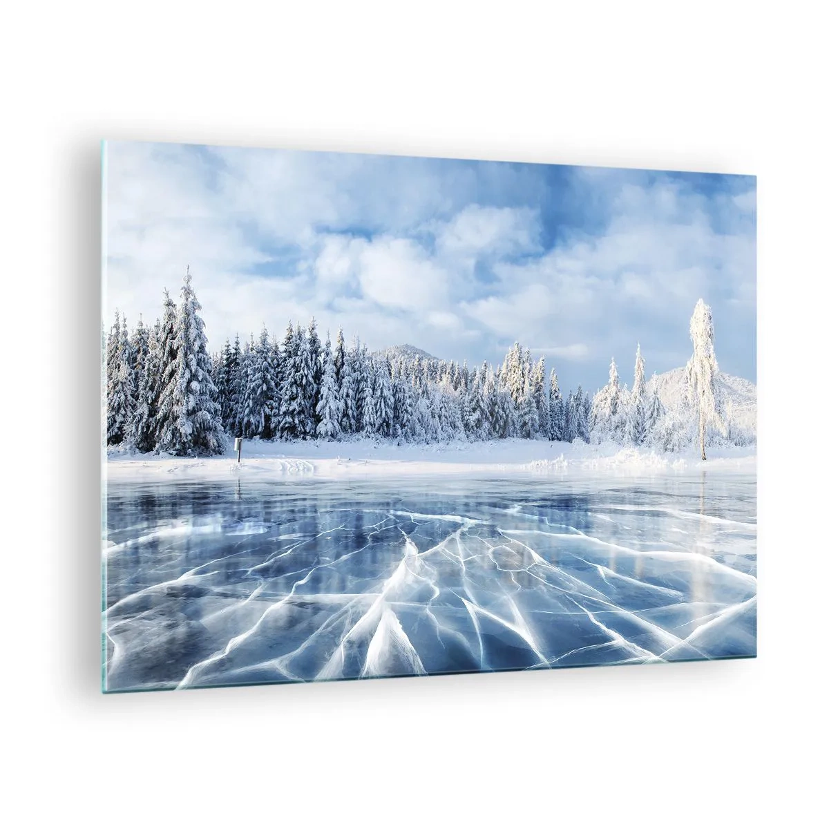 Obraz na skle - Zamrznuté jazero obklopené zimným lesom - 70x50cm - Oslnivý a kryštalický pohľad - Moderná nástenná dekorácia do obývacej izby a spálne ARTTOR