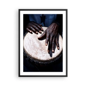 Plagát v čiernom ráme - Ruky hrajúce na bubne djembe v rytmickej hre - 50x70cm - Žite vo svojom rytme - Moderná nástenná dekorácia do obývacej izby a spálne ARTTOR