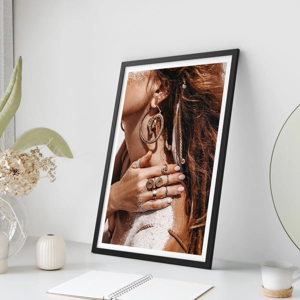 Plagát v čiernom ráme - Kráľovná divokej pláže - 30x40 cm