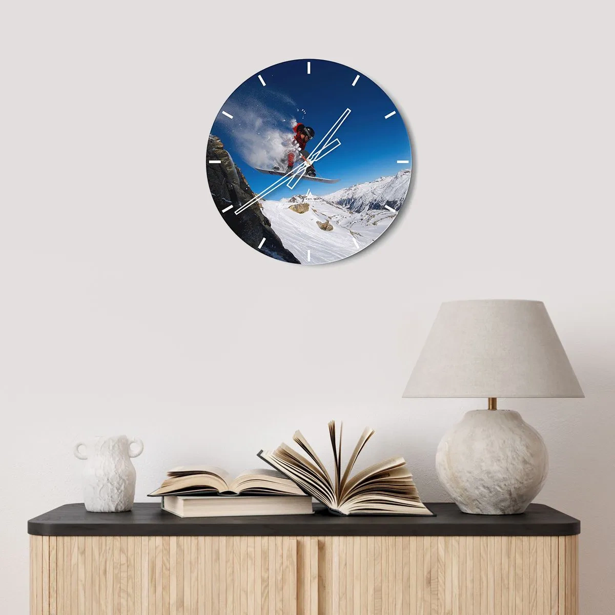 Nástenné hodiny - Snowboardista vykonáva skok na pozadí horskej krajiny. - 30x30cm - A stal si sa súčasťou priestoru - Moderná nástenná dekorácia do obývacej izby, kuchyne a spálne ARTTOR