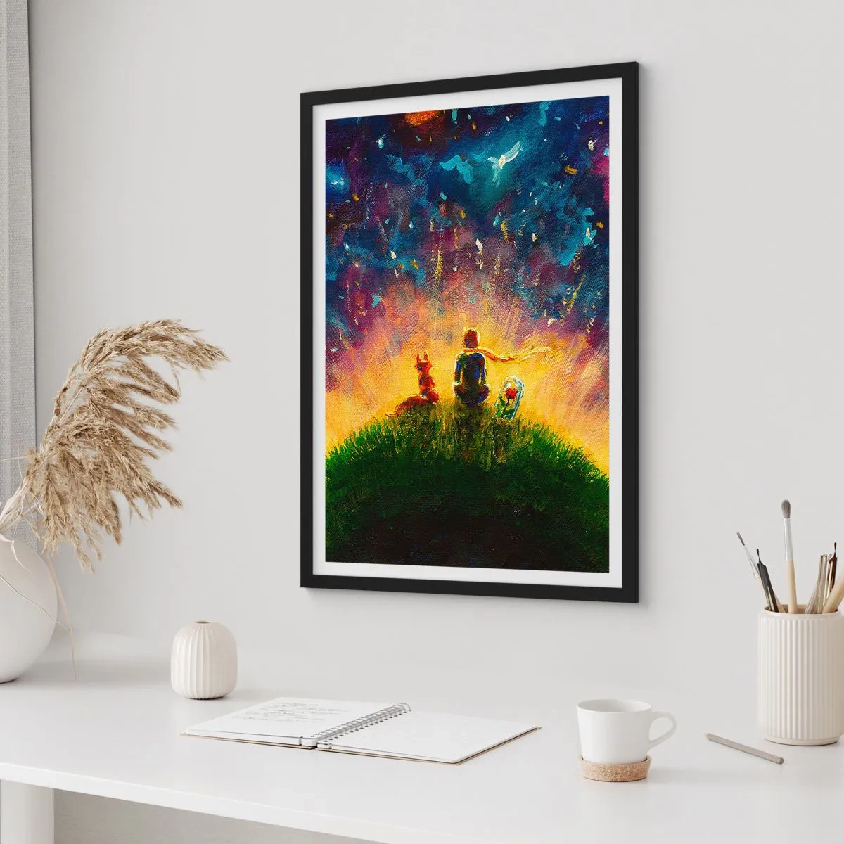 Plagát v čiernom ráme - Postavy sediace na kopci pod hviezdnou oblohou - 50x70cm - Láska a priateľstvo - celý svet - Moderná nástenná dekorácia do obývacej izby a spálne ARTTOR