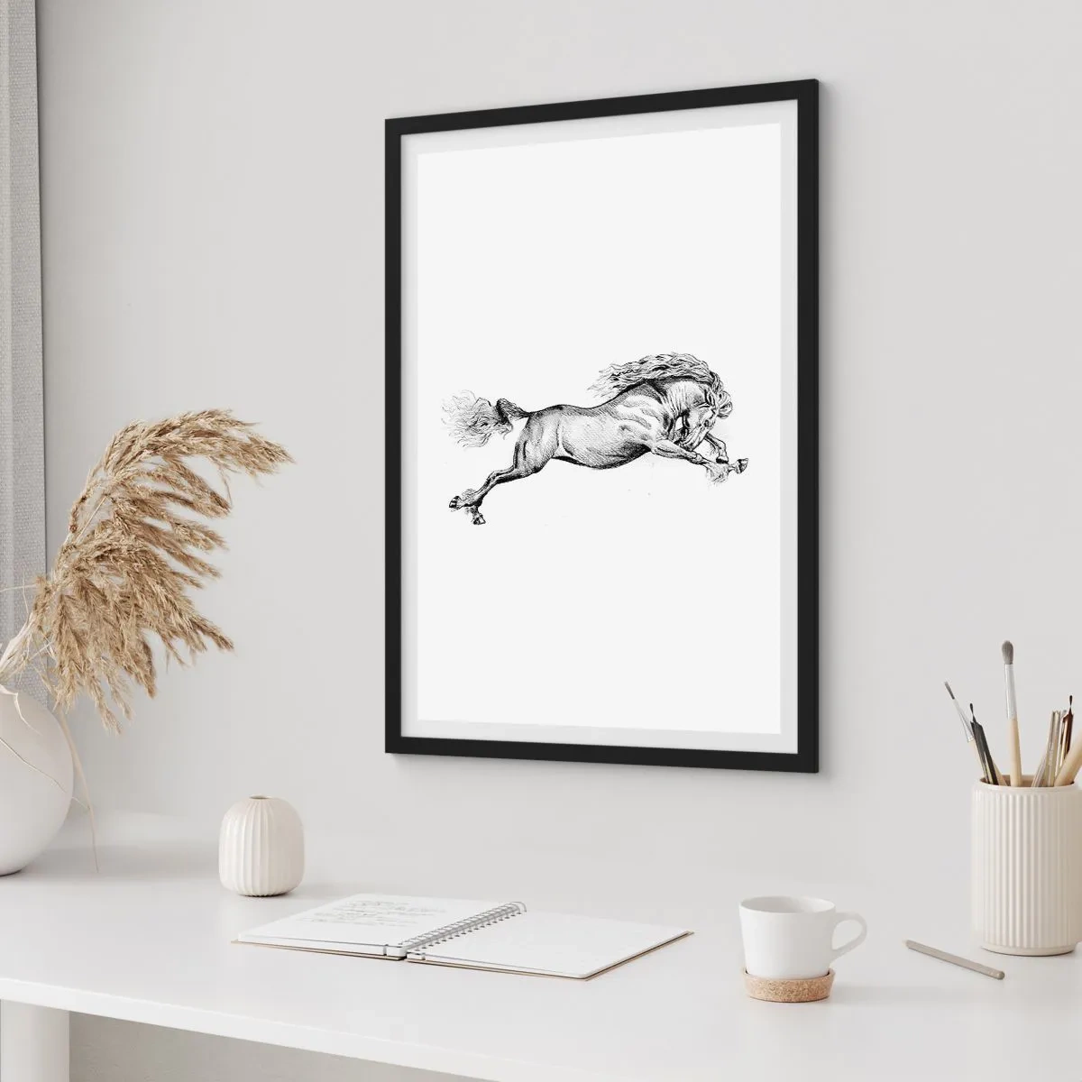 Plagát v čiernom ráme - Ilustrácia cválajúceho koňa v čiernobielej farbe - 50x70cm - Zastavený v cvale - Moderná nástenná dekorácia do obývacej izby a spálne ARTTOR