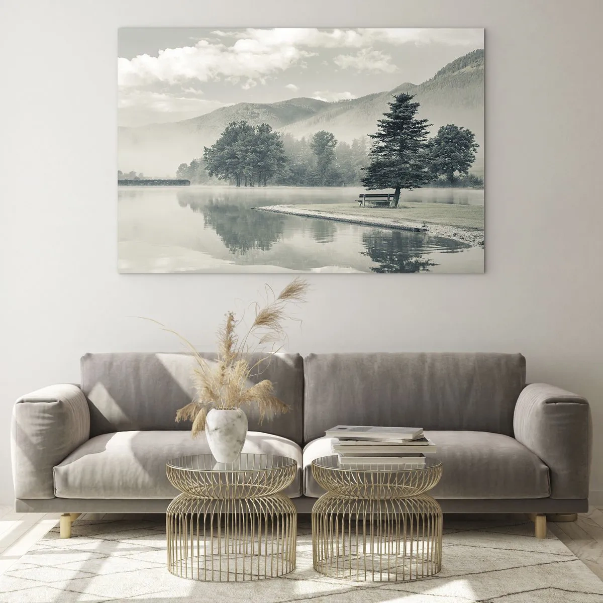 Obraz na skle - Pokojné jazero ráno s lavičkou a hmlou nad vodou - 70x50cm - Jazero ešte spí - Moderná nástenná dekorácia do obývacej izby a spálne ARTTOR