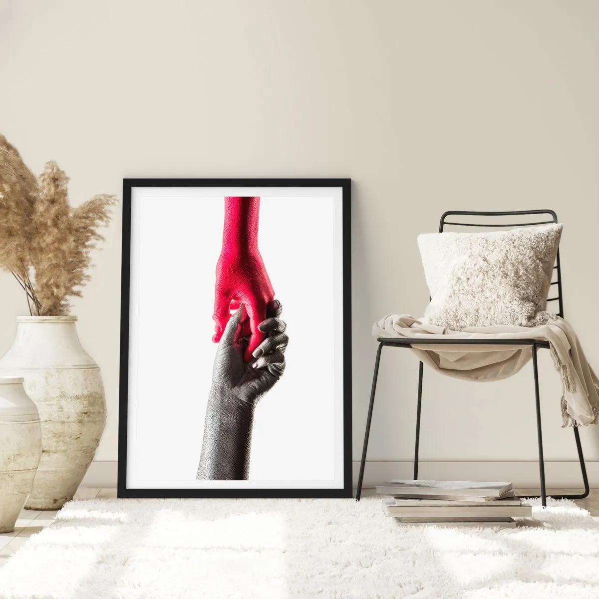 Plagát v čiernom ráme - Symbolické ruky v červenej a striebornej farbe na bielom pozadí - 50x70cm - Spolu aj keď sme odlišní - Moderná nástenná dekorácia do obývacej izby a spálne ARTTOR