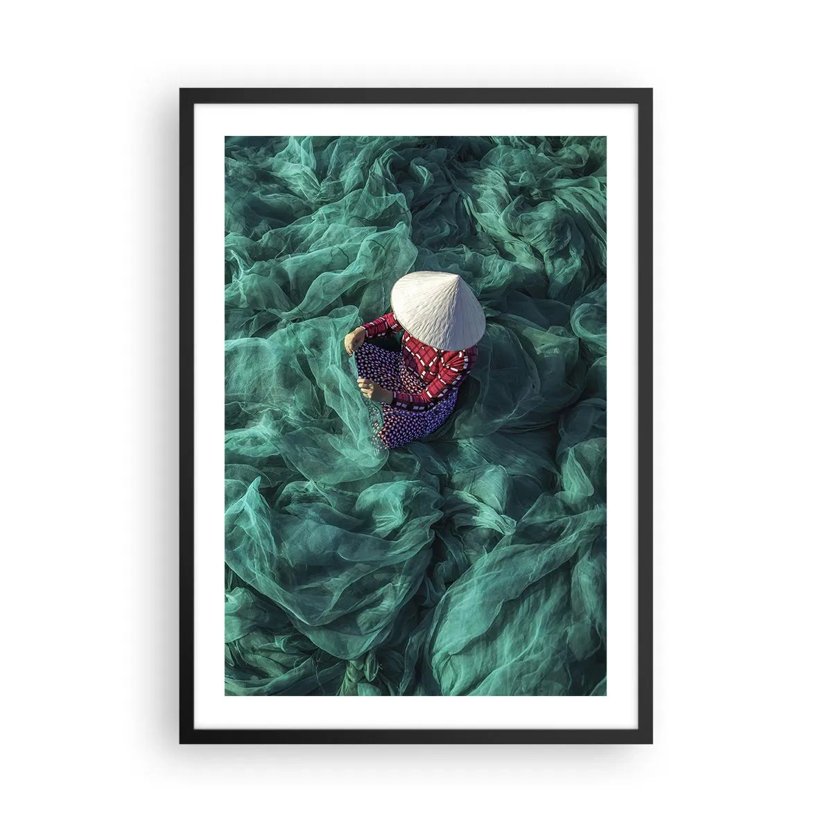 Plagát v čiernom ráme - Osoba s klobúkom medzi zelenými rybárskymi sieťami - 50x70cm - V mori sietí - Moderná nástenná dekorácia do obývacej izby a spálne ARTTOR
