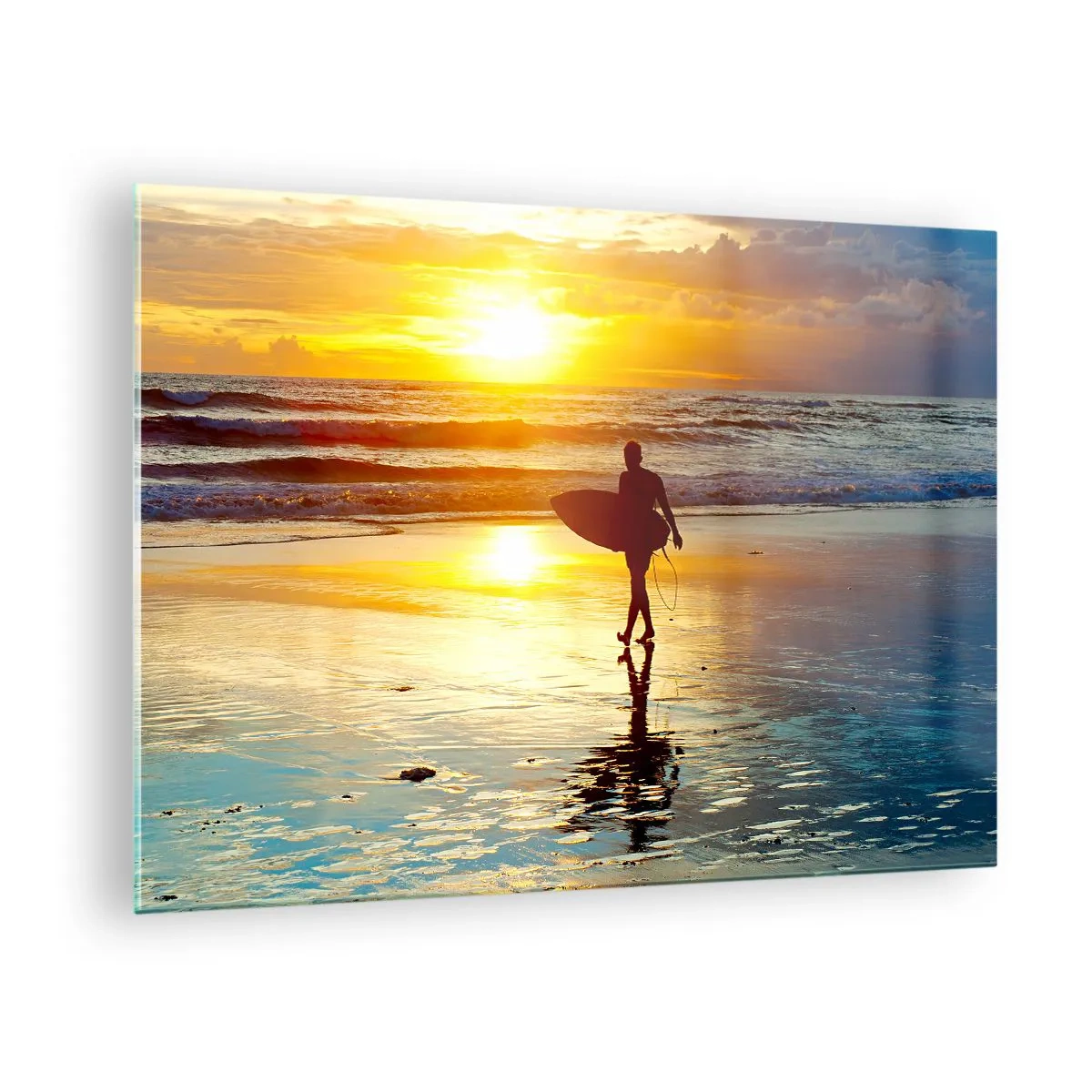 Obraz na skle - Surfer kráčajúci po pláži pri západe slnka so svojou doskou - 70x50cm - Návrat bojovníka - Moderná nástenná dekorácia do obývacej izby a spálne ARTTOR