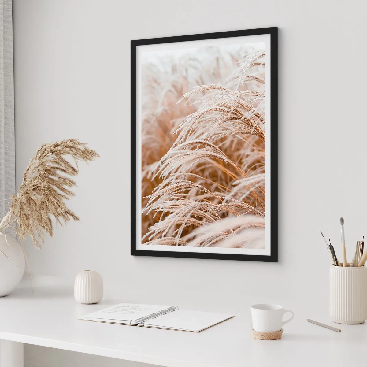 Plagát v čiernom ráme - Detailný záber na ojínené trávy v zimnej krajine - 50x70cm - Klanenie jesennému slnku - Moderná nástenná dekorácia do obývacej izby a spálne ARTTOR