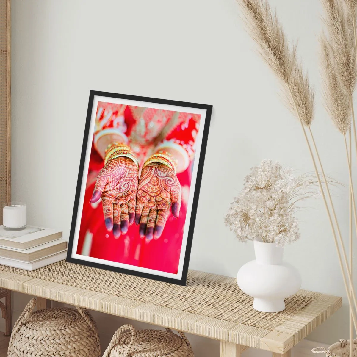 Plagát v čiernom ráme - Dekoratívne ruky z henny na červenom pozadí - 50x70cm - Pripravená chytiť šťastie - Moderná nástenná dekorácia do obývacej izby a spálne ARTTOR