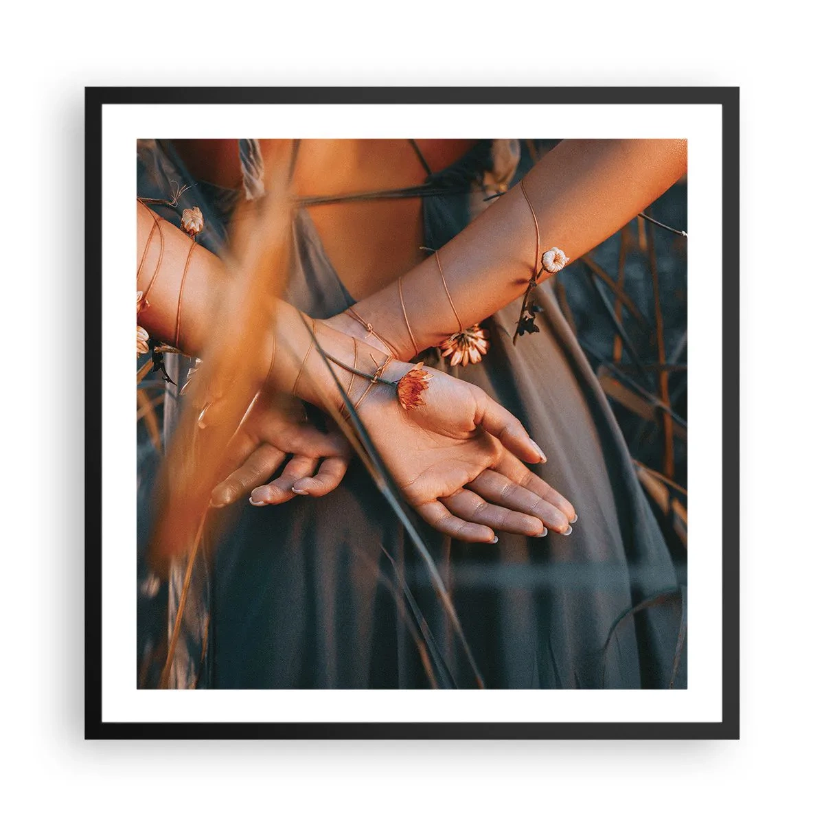 Plagát v čiernom ráme - Prepojená s prírodou - 60x60 cm