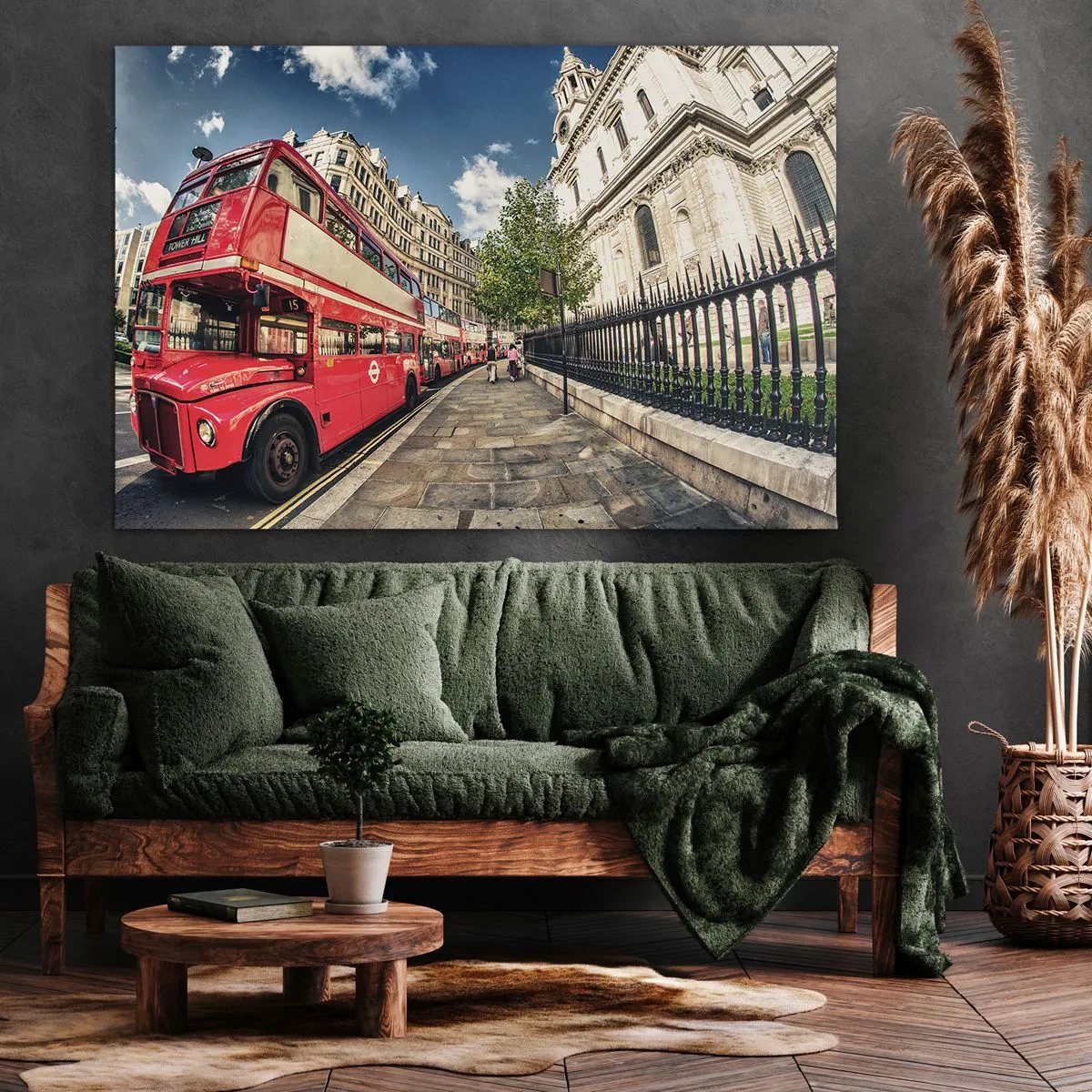 Obraz na plátne - Červený dvojposchodový autobus v Londýne neďaleko ulice a katedrály - 70x50cm - Londýnska ulica v sivej a červenej - Moderná nástenná dekorácia do obývacej izby a spálne ARTTOR