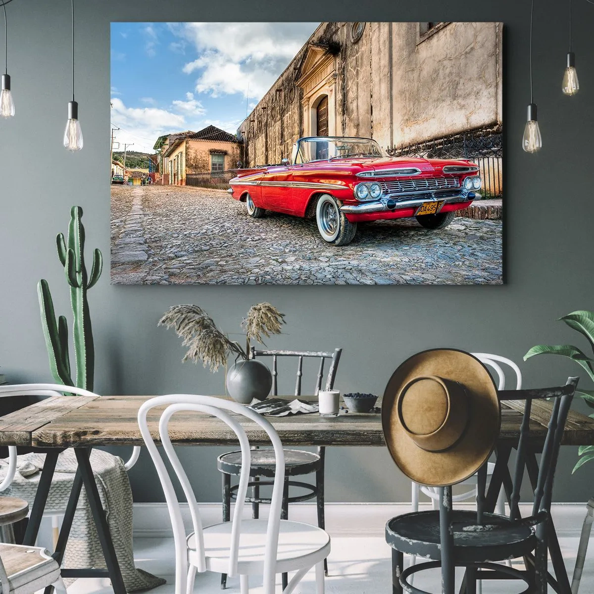 Obraz na plátne - Červené klasické auto na dláždených uliciach - 70x50cm - Kubánske vzrušenie - Moderná nástenná dekorácia do obývacej izby a spálne ARTTOR