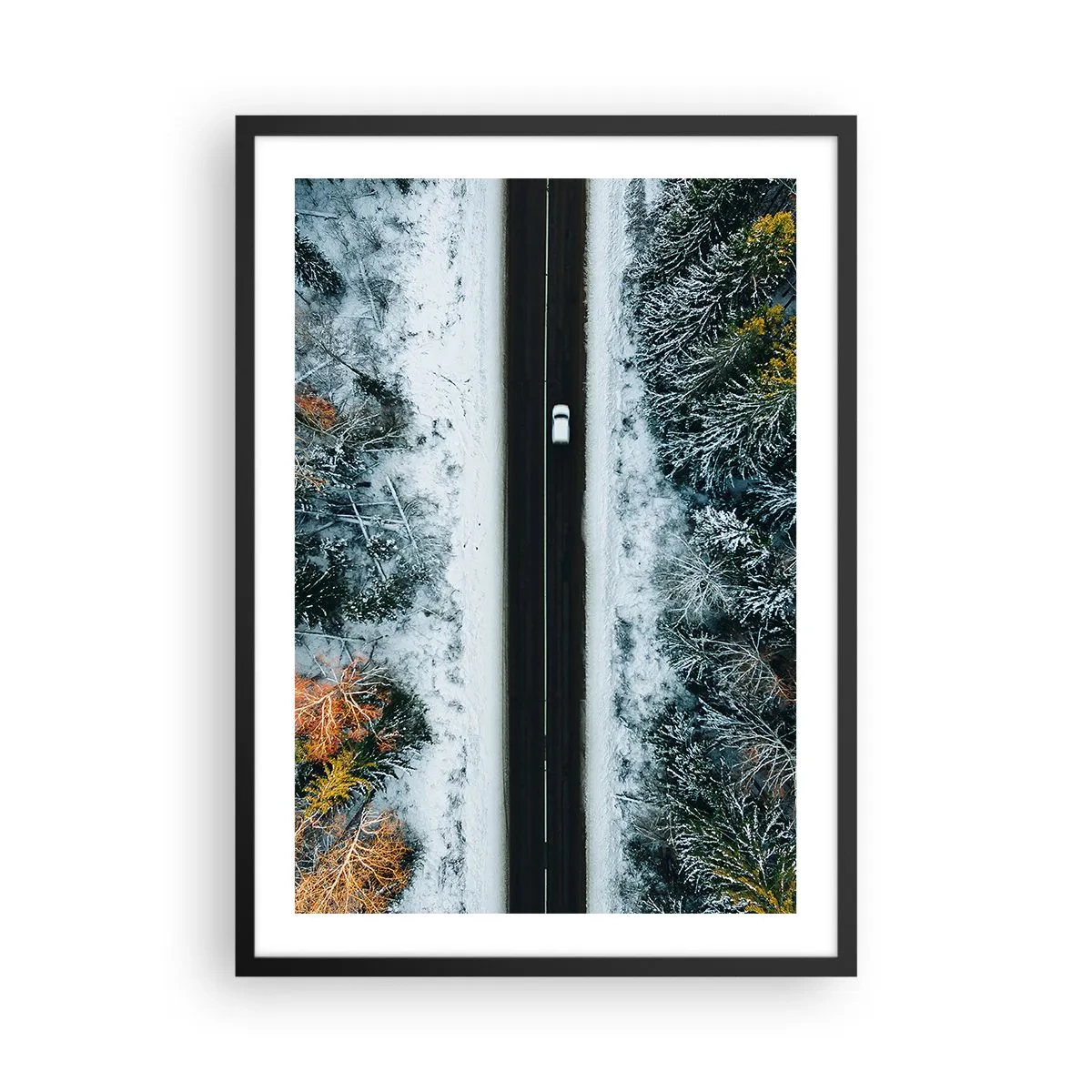 Plagát v čiernom ráme - Pohľad z vtáčej perspektívy na zimný les s cestou a jediným autom - 50x70cm - Cez zimný les - Moderná nástenná dekorácia do obývacej izby a spálne ARTTOR